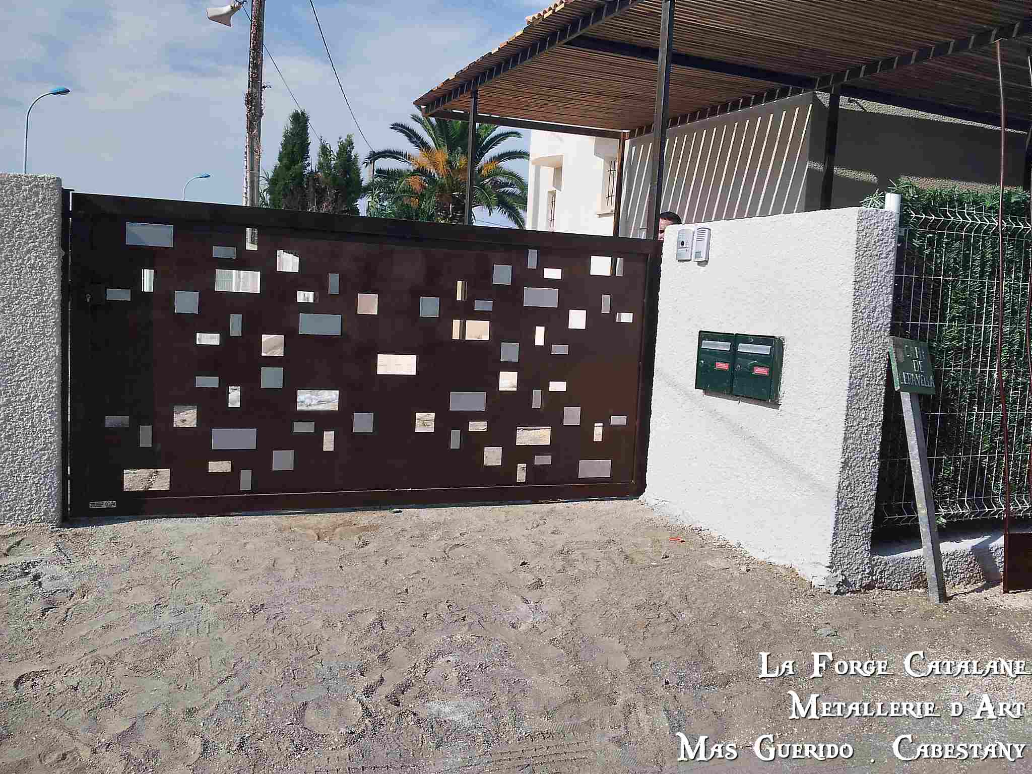 Portail tole decoupe laser motif personnalise forge catalane.jpg